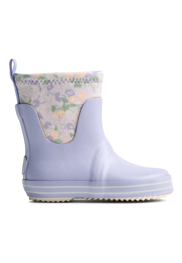 Hellvioletter wasserdichter Stiefel mit einem Kragen aus geblümtem Stoff, einer strukturierten Sohle und betonten Streifen am Fußende.