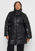 Schwarze gepolsterte Jacke aus glänzendem, gesteppte Material. Mit hohem Kragen und Reißverschluss. Lange Ärmel und zwei Seitentaschen.