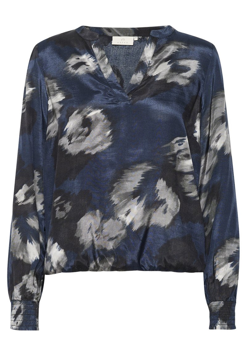 Langarmbluse im navy und grauen Blumenmuster, aus glattem Stoff gefertigt, mit V-Ausschnitt und elastischen Bündchen. Minimalistisches Etikett.