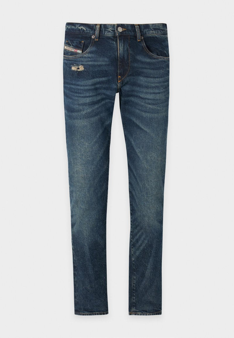 Dunkelblaue Denim-Jeans mit einem leicht ausgewaschenen Finish, versehen mit einem Used-Look-Detail auf der Vorderseite und fünf Taschen, einschließlich einer kleinen Münztasche.