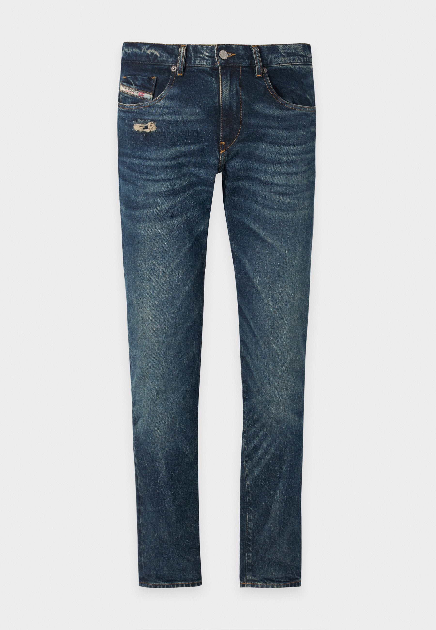 Dunkelblaue Denim-Jeans mit einem leicht ausgewaschenen Finish, versehen mit einem Used-Look-Detail auf der Vorderseite und fünf Taschen, einschließlich einer kleinen Münztasche.