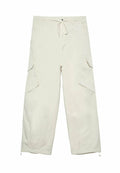 Beige Cargo-Hosen aus leichtem Stoff mit einem Kordelzugbund, ausgestattet mit Seitentaschen, geraden Beinen und Reißverschlüssen an den Säumen.