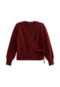 Bordeauxfarbener Wickelpullover aus weichem Strickmaterial, mit langen Ärmeln, einem V-Ausschnitt und einem gebundenen Taillendetail für eine verstellbare Passform.