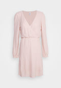 Rosa, gemustertes Kleid mit Wickeldesign, V-Ausschnitt und langen Ärmeln. Strukturiertem Stoff und elastischem Bund für eine figurbetonte Passform.