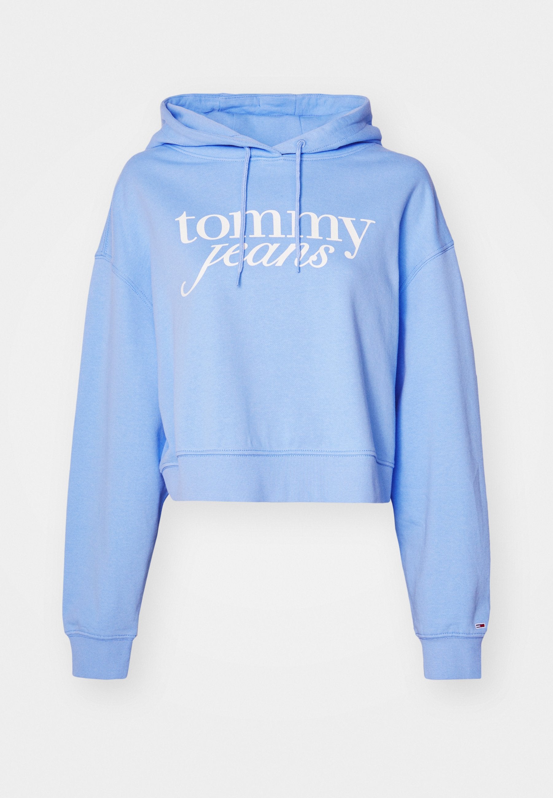 Hellblaues, kurzes Hoodie aus weichem Baumwollmaterial, mit einem weißen Logo auf der Vorderseite, einer Kapuze mit Kordelzug und gerippten Bündchen.