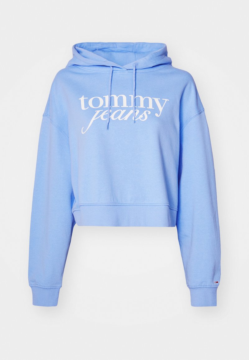 Hellblaues, kurzes Hoodie aus weichem Baumwollmaterial, mit einem weißen Logo auf der Vorderseite, einer Kapuze mit Kordelzug und gerippten Bündchen.