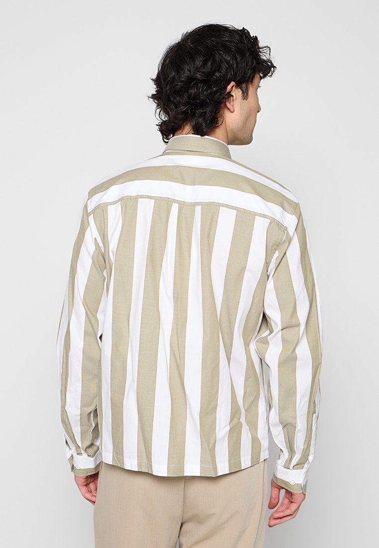 REGULAR FIT Media 2