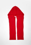 Roter gestrickter Kapuzen-Schal mit zwei langen rechteckigen Enden und einem kleinen schwarzen und roten "PINK"-Etikett an einer Seite.