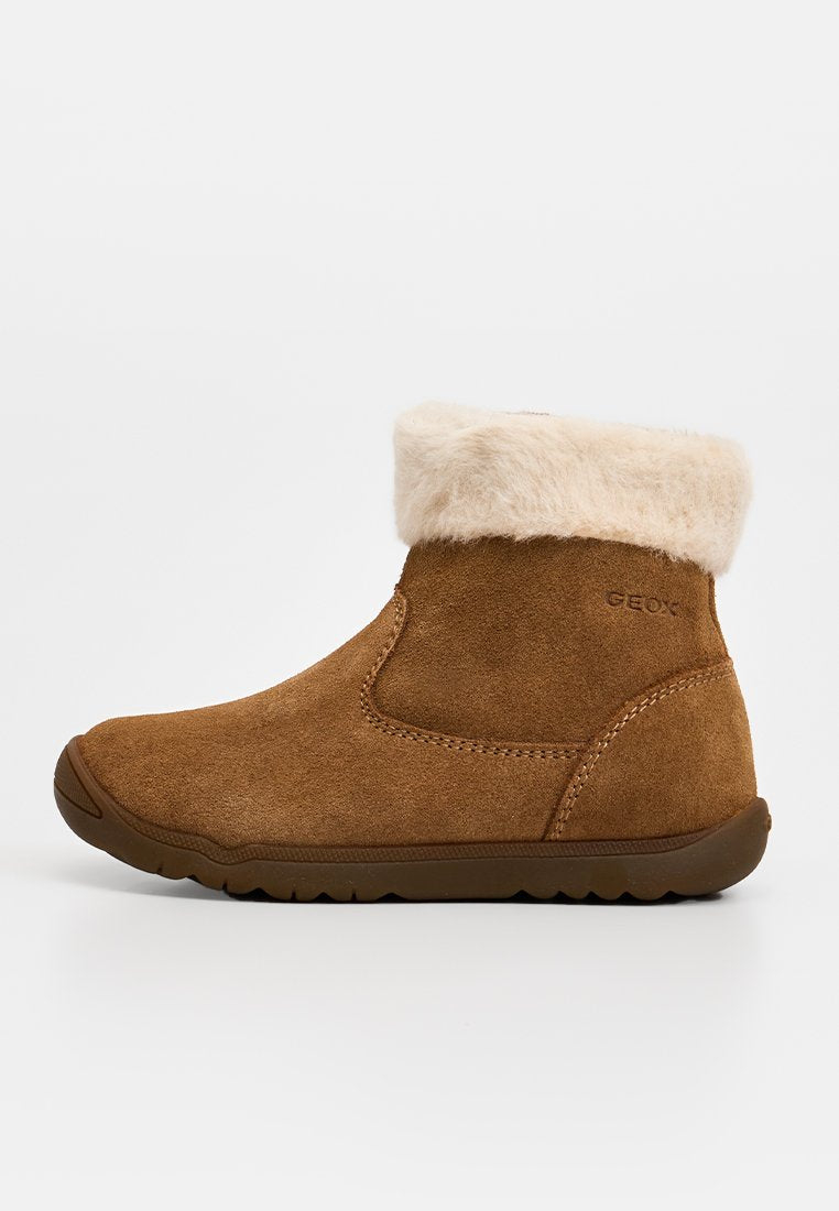 Braune Wildleder-Ankle-Boots mit einem flauschigen beigen Bund, runder Spitze und einer strukturierten Gummisohle. Markenname "GEOX" an der Seite sichtbar.