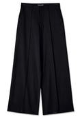 Schwarze weit geschnittene Hose aus einem glatten Stoff, mit einem gefalteten Vorderteil, zwei seitlichen Taschen und einem geprägten Logo am Bund.