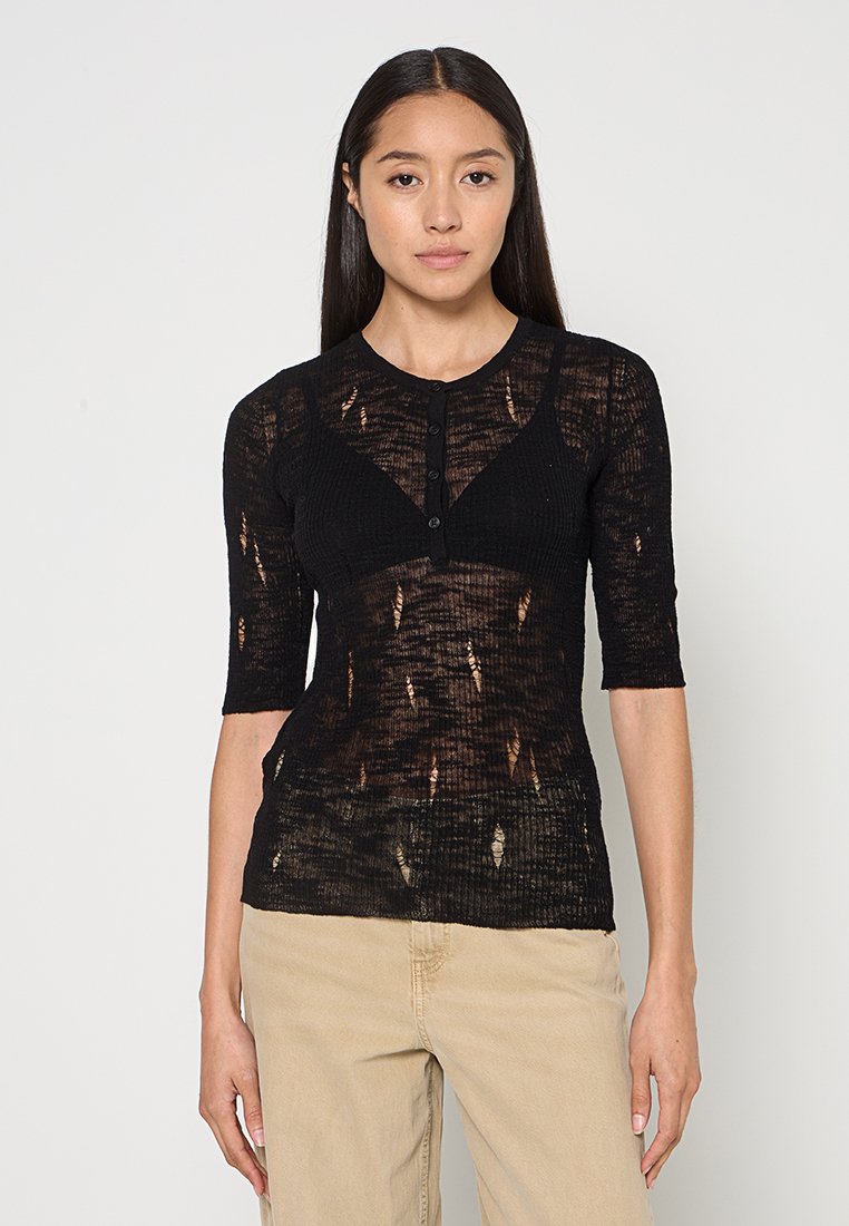 Schwarzes, transparentes Strickoberteil mit geripptem Muster, Rundhalsausschnitt, Knopfverschluss und kurzen Ärmeln. Enthält durchgehende Ausschnitte.