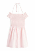 Rosa Baumwollkleid mit schulterfreien Ärmeln, gerafftem Mieder und fließendem Rock. Bindeband am Hals und dezentes Markenlogo am Saum.