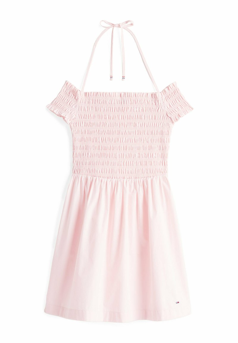 Rosa Baumwollkleid mit schulterfreien Ärmeln, gerafftem Mieder und fließendem Rock. Bindeband am Hals und dezentes Markenlogo am Saum.