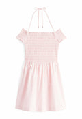 Rosa Baumwollkleid mit schulterfreien Ärmeln, gerafftem Mieder und fließendem Rock. Bindeband am Hals und dezentes Markenlogo am Saum.