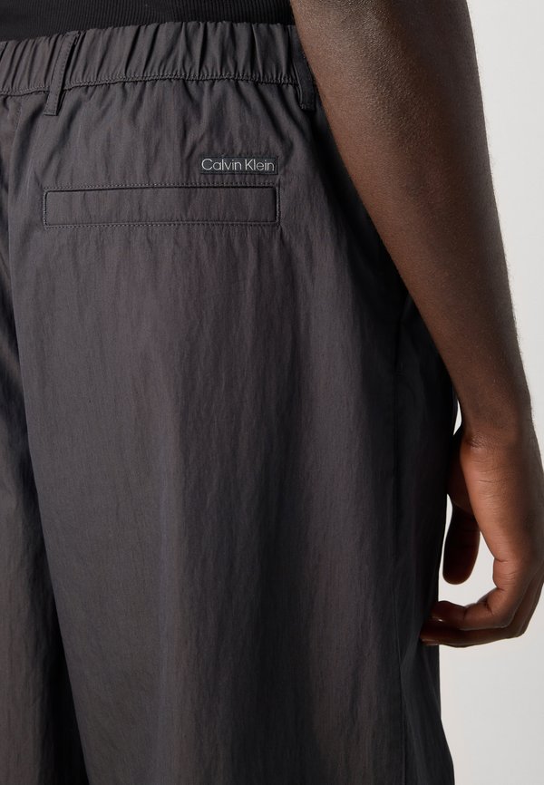Calvin Klein PLEATED