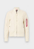 Hellbeige Bomberjacke mit gerippten Bündchen und Saum, Reißverschluss und Seitentaschen. Besitzt ein rotes Etikett am Ärmel. Glatte Textur.