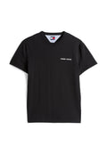Schwarzes Baumwoll-T-Shirt mit Rundhalsausschnitt und kurzen Ärmeln. Mit weißem "TOMMY JEANS"-Text auf der Vorderseite. Weiche, glatte Textur.