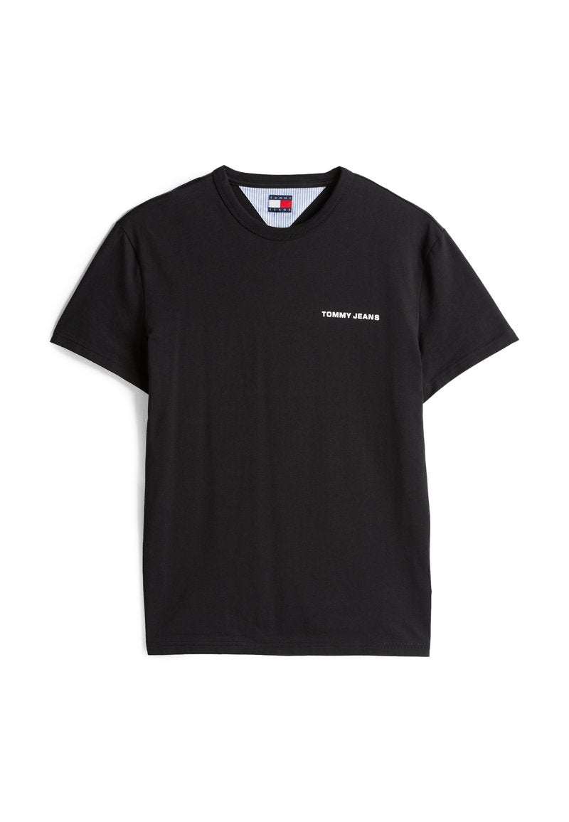 Schwarzes Baumwoll-T-Shirt mit Rundhalsausschnitt und kurzen Ärmeln. Mit weißem "TOMMY JEANS"-Text auf der Vorderseite. Weiche, glatte Textur.
