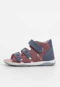 Kindersandalen mit einem oberteil aus kastanienbraunem und blauem Wildleder, verstellbaren Riemen mit silbernen Schnallen und einer weißen Gummisohle.