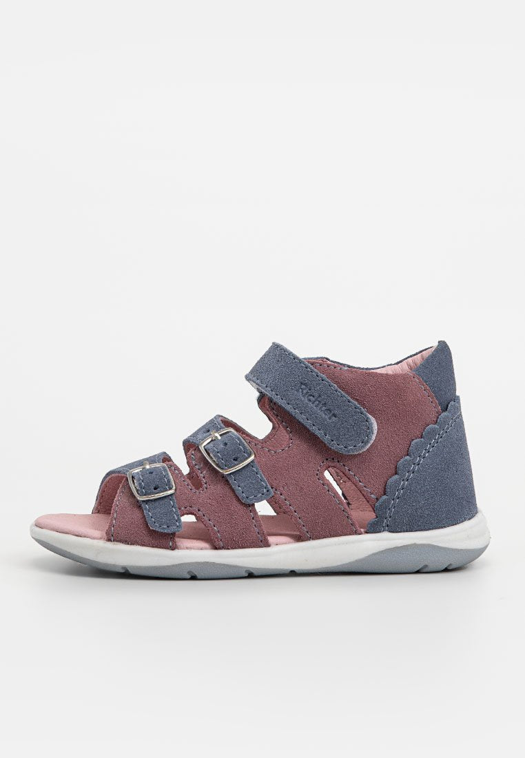Kindersandalen mit einem oberteil aus kastanienbraunem und blauem Wildleder, verstellbaren Riemen mit silbernen Schnallen und einer weißen Gummisohle.