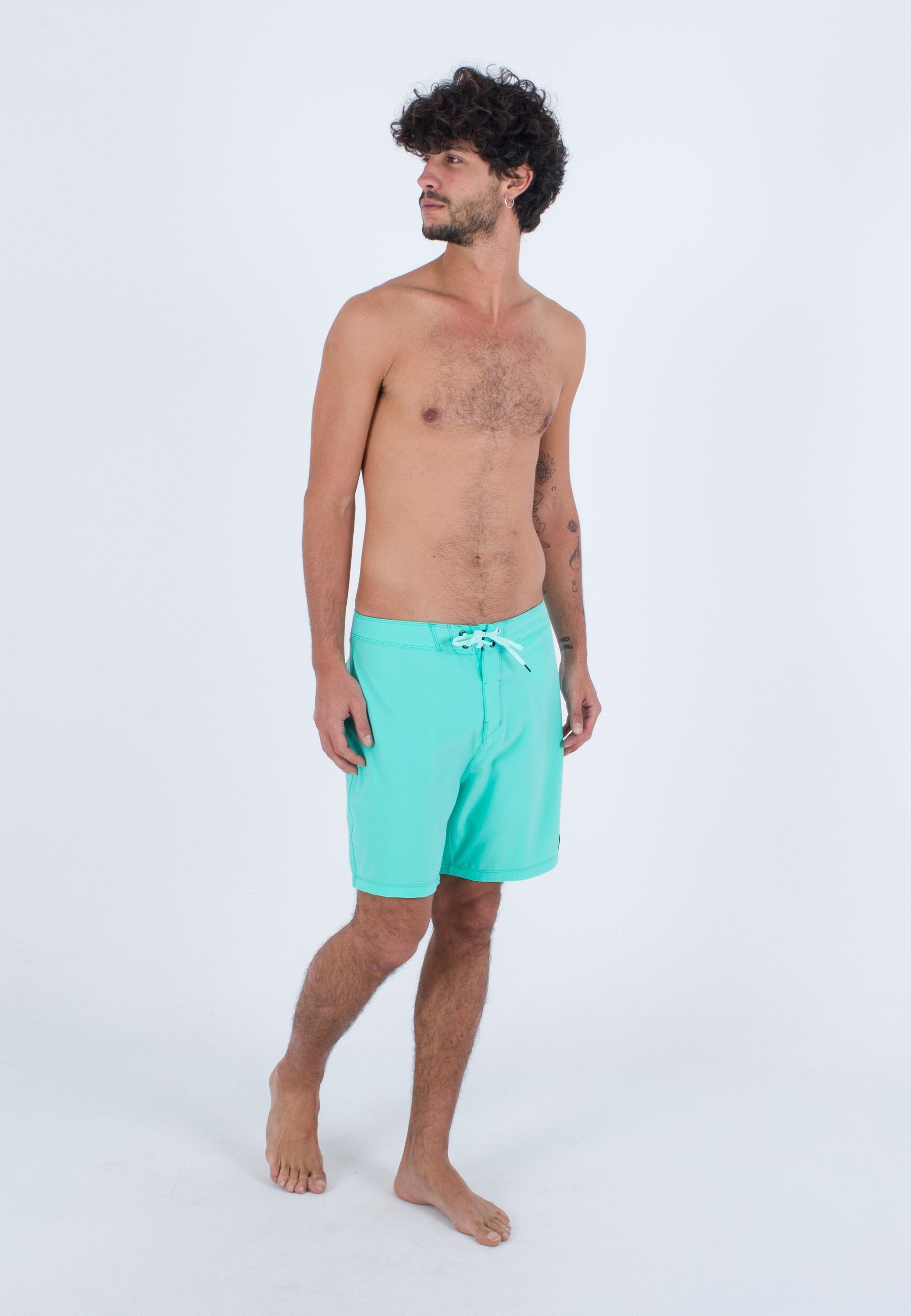 Türkise Schwimmshorts aus leichtem Stoff; mit einem elastischen Bund mit Kordelzug, seitlichen Taschen und einer lockeren Passform.