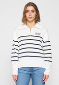 Weißer Strickpullover mit dunkelblauen horizontalen Streifen, Halbreißverschluss-Kragen und gerippten Bündchen. Mit dem Text "East Coast Sport & Leisure" auf der Brust.