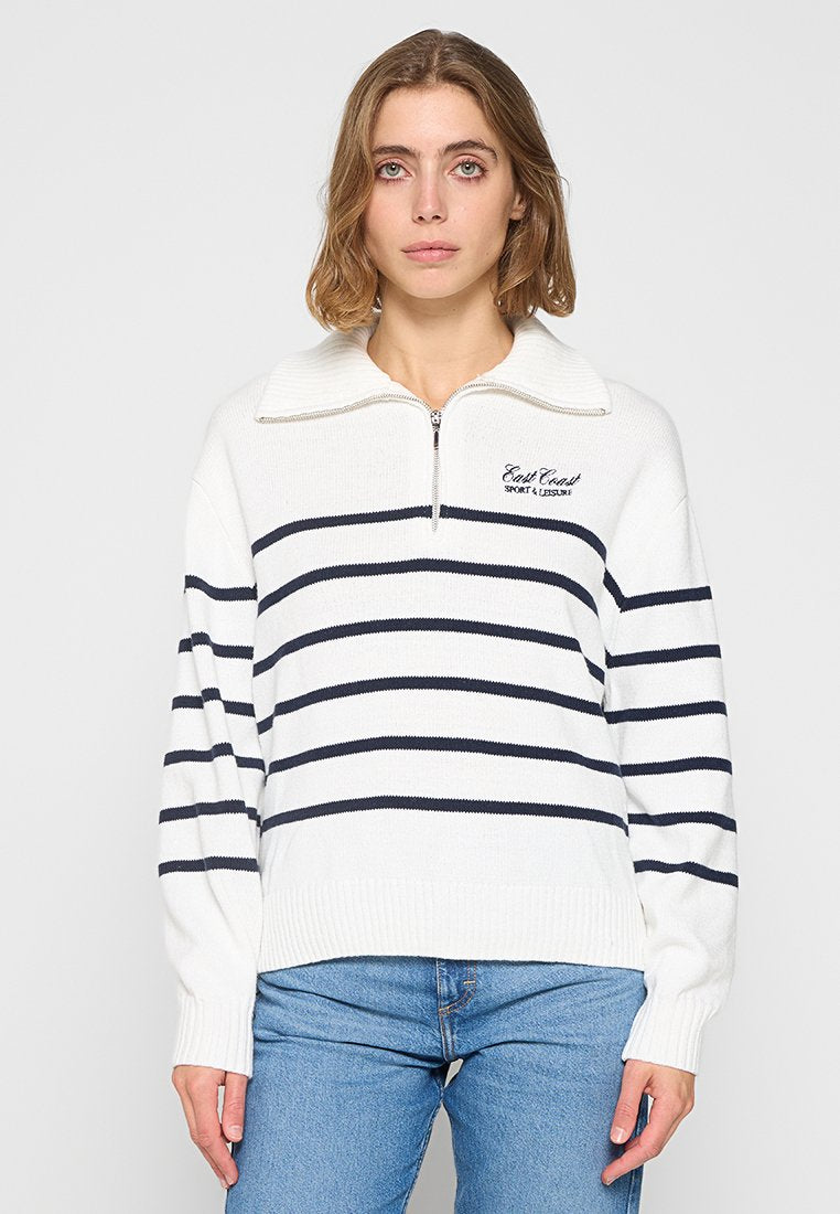 Weißer Strickpullover mit dunkelblauen horizontalen Streifen, Halbreißverschluss-Kragen und gerippten Bündchen. Mit dem Text "East Coast Sport & Leisure" auf der Brust.