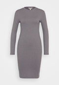 Rippenteil, langärmliges Kleid in Hellgrau. Figurbetontes Design mit Rundhalsausschnitt und knielangem Saum, das eine glatte, weiche Textur aufweist.