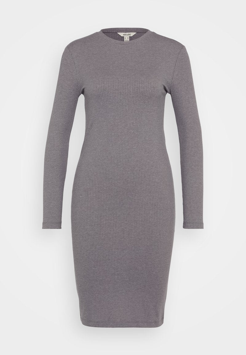 Rippenteil, langärmliges Kleid in Hellgrau. Figurbetontes Design mit Rundhalsausschnitt und knielangem Saum, das eine glatte, weiche Textur aufweist.