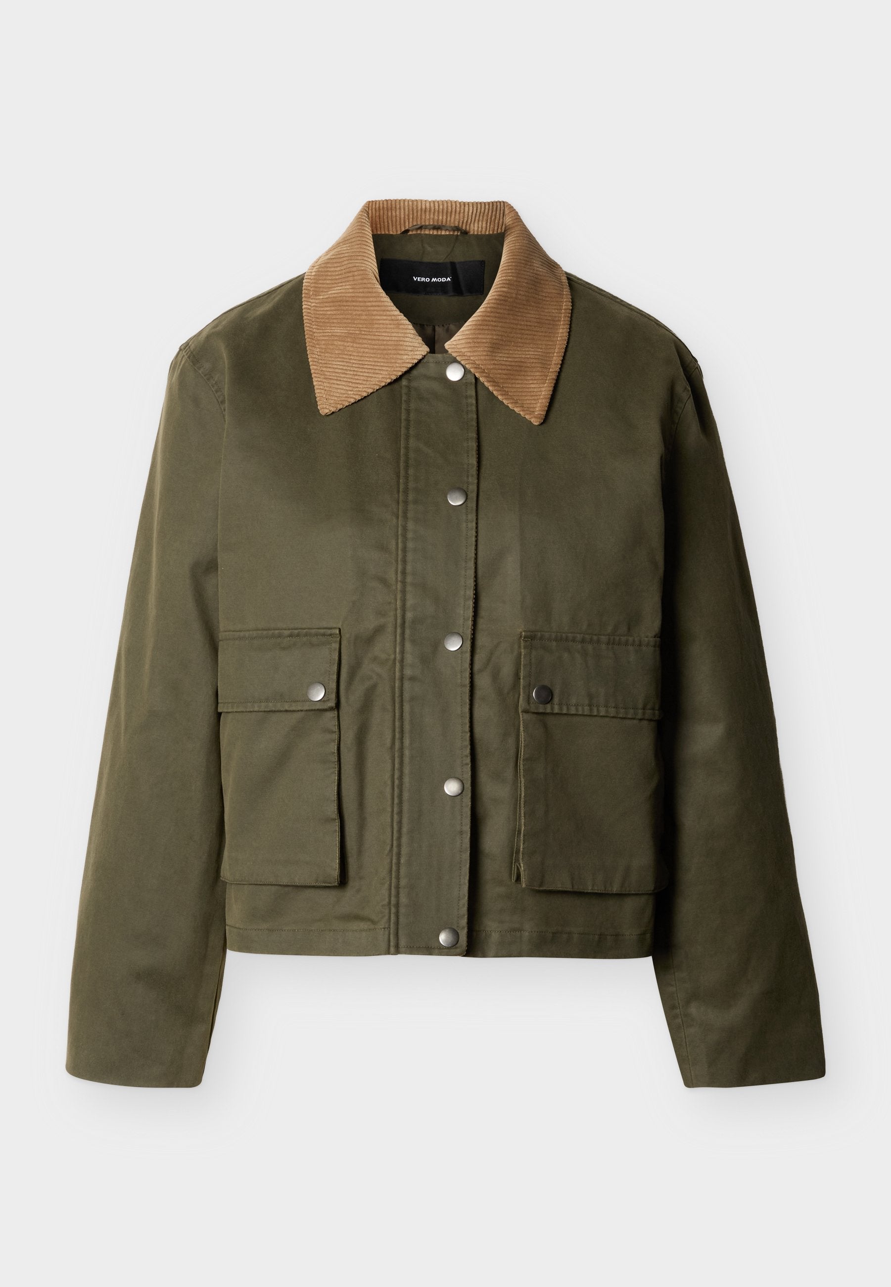 Olivgrüne Jacke mit hellbraunem Cordkragen, Druckknopfverschluss vorne und zwei großen Klappentaschen vorne, lange Ärmel.