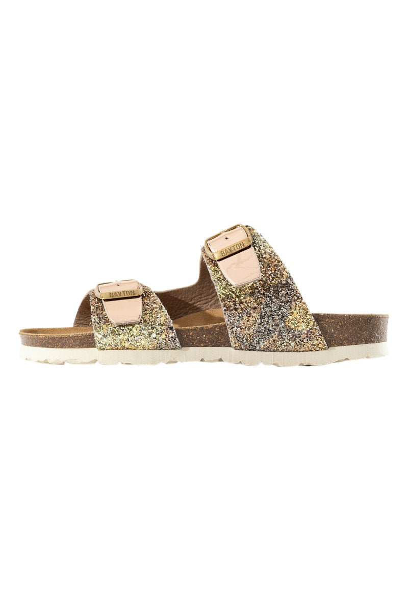 Glitzernde braune Sandalen mit zwei verstellbaren Riemen, ausgestattet mit goldfarbenen Beschlägen und einem strukturierten Fußbett. Hellfarbige Laufsohle.