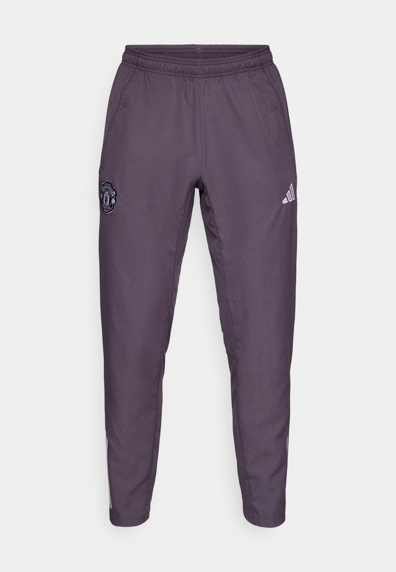 Graue Sporthose mit schmaler Passform, elastischem Bund, Seitentaschen und gesticktem Logo am linken Oberschenkel. Weiße Markenakzente in der Nähe des Saums.