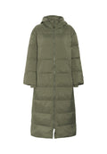 Langer olivgrüner Puffer-Jackenmantel mit Kapuze, durchgehendem Reißverschluss, seitlichen Taschen und langen ärmeln mit Bündchen, auf weißem Hintergrund gezeigt.