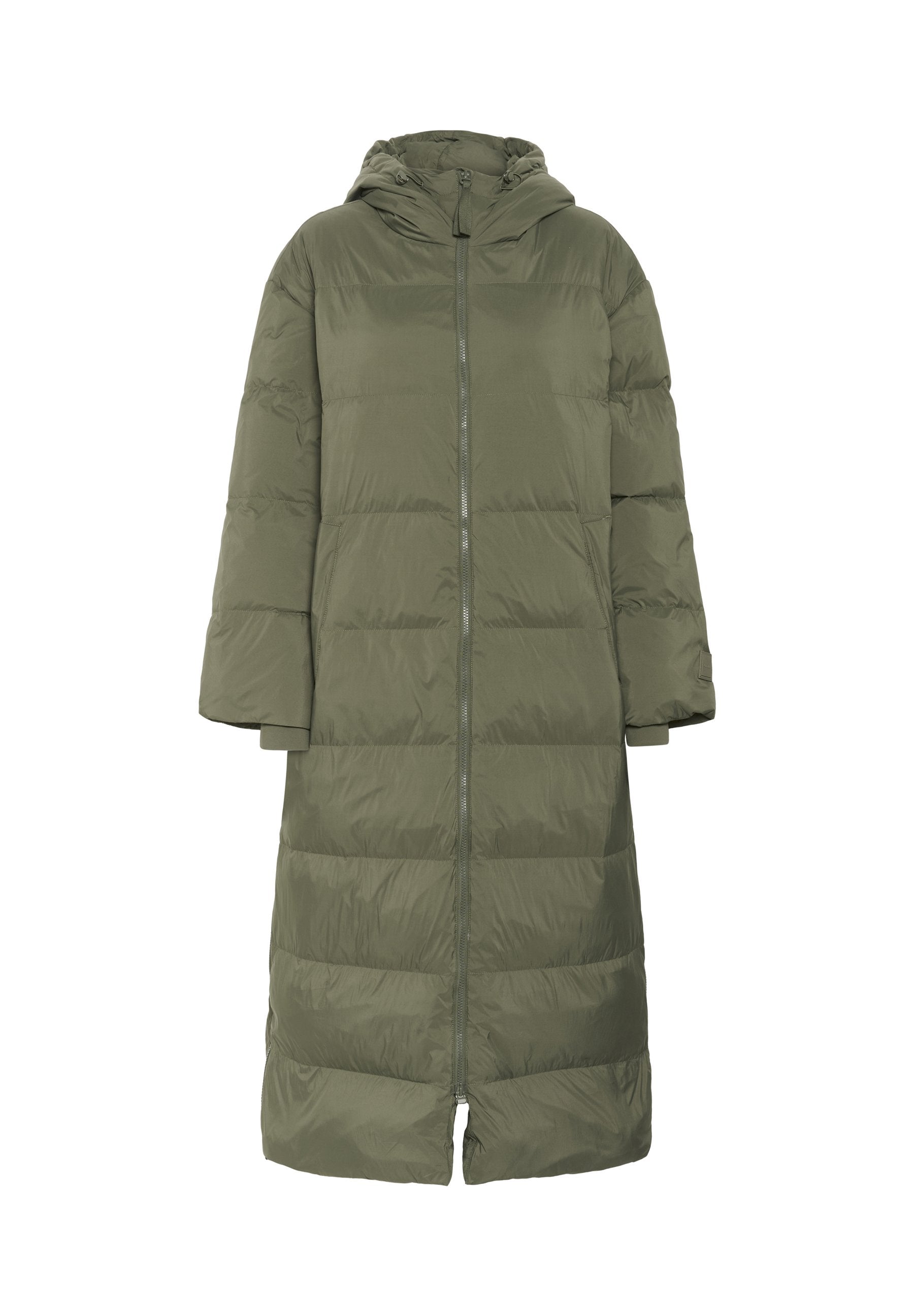 Langer olivgrüner Puffer-Jackenmantel mit Kapuze, durchgehendem Reißverschluss, seitlichen Taschen und langen ärmeln mit Bündchen, auf weißem Hintergrund gezeigt.