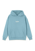 Helles blaues Pullover-Hoodie mit Kängurutasche, gerippten Bündchen und Saum, mit weißem "Pegador"-Text auf der Brust. Weicher, lässiger Stoff.