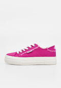 Pinkfarbener Canvas-Sneaker mit weißen Schnürsenkeln und dicker weißer Gummisohle, mit kleinem Markenetikett an der Seite und ausgefransten Kanten.