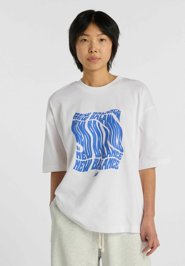 New Balance WAVEY RELAXED T-SHIRT - Print T-shirt - white