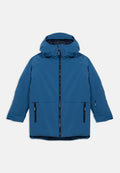 Blaue Winterjacke mit Kapuze, Frontreißverschluss, zwei seitlichen Reißverschlusstaschen und verstellbaren Klettverschlüssen an den Ärmelenden, flach auf hellem Hintergrund liegend.