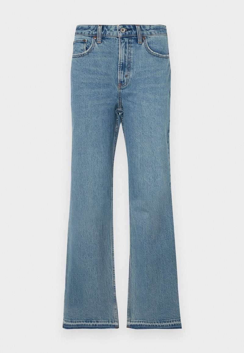 Helle blaue, ausgestellte Jeans aus Denim mit hoher Taille, fünf Taschen, subtilen Verwaschungen und genähten Details entlang der Nähte.
