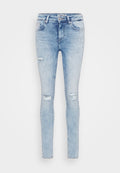 Hellblaue enge Jeans aus Denim, mit abgetragenen Patches an den Knien und einem schmalen Schnitt. Klassische Fünf-Taschen-Stil.
