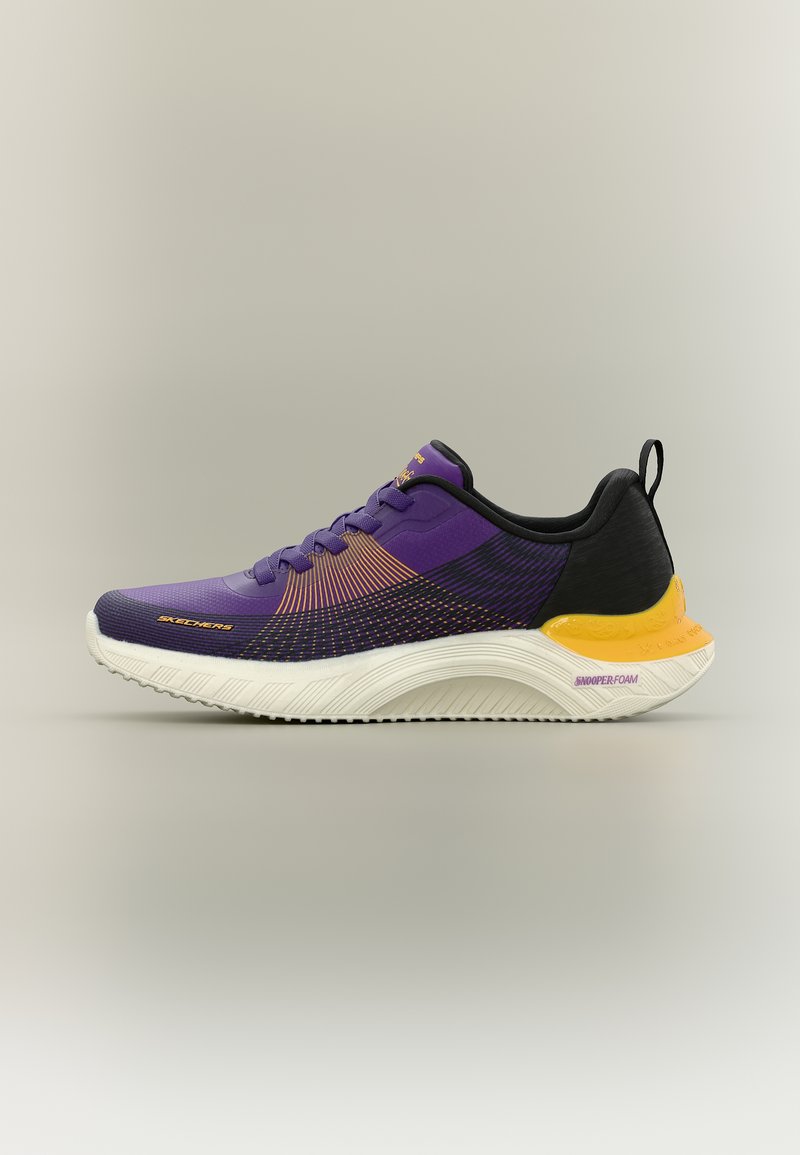 Lila-schwarzer Sportschuh mit gelben Akzenten, weißer Sohle mit "Skechers"-Logo und Text "Snooper Foam", seitlich dargestellt.