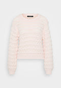 Helles rosa gestricktes Sweatshirt mit einem strukturierten Wellenmuster, Rundhalsausschnitt und gerippten Bündchen und Saum. Kürzer geschnittene Design.