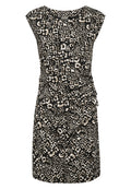 Schwarzes Kleid mit einem Leopardenmuster in Beige und Weiß, aus weichem Stoff, mit kurzen Ärmeln und einer gerafften Seitengestaltung für ein strukturiertes Aussehen.