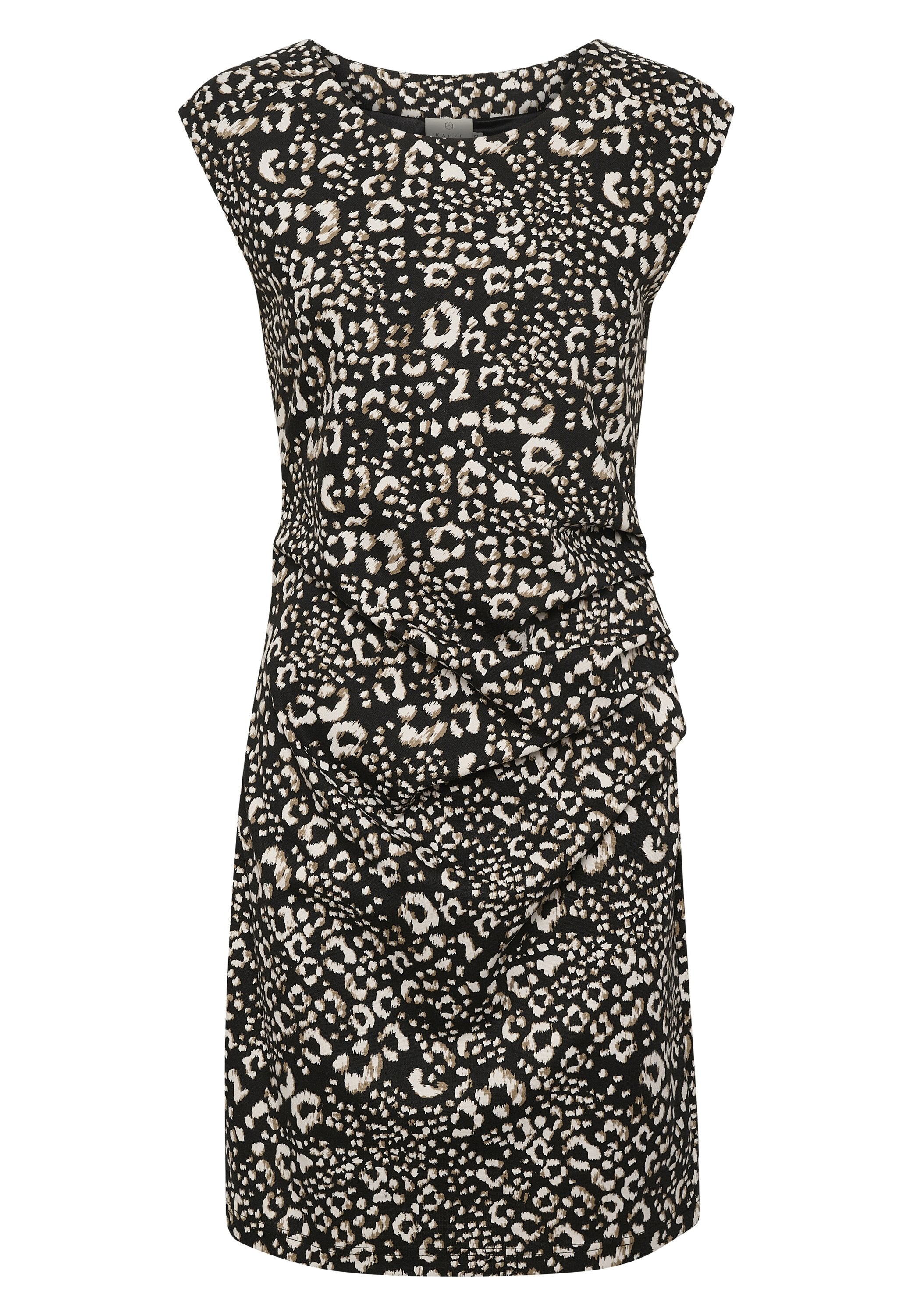 Schwarzes Kleid mit einem Leopardenmuster in Beige und Weiß, aus weichem Stoff, mit kurzen Ärmeln und einer gerafften Seitengestaltung für ein strukturiertes Aussehen.