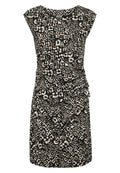 Schwarzes Kleid mit einem Leopardenmuster in Beige und Weiß, aus weichem Stoff, mit kurzen Ärmeln und einer gerafften Seitengestaltung für ein strukturiertes Aussehen.