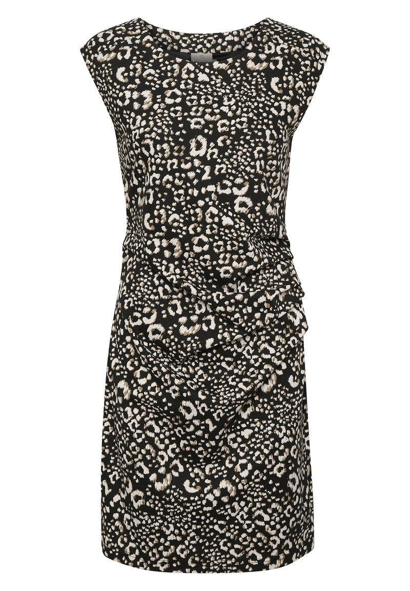Schwarzes Kleid mit einem Leopardenmuster in Beige und Weiß, aus weichem Stoff, mit kurzen Ärmeln und einer gerafften Seitengestaltung für ein strukturiertes Aussehen.