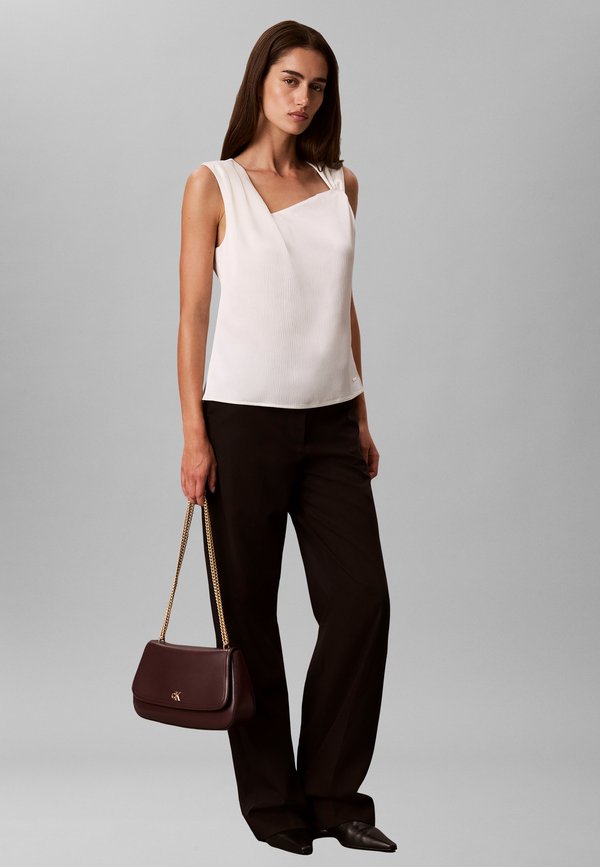 Calvin Klein CONVERTIBLE CHAIN MEDIUM - Cross body bag - fudge