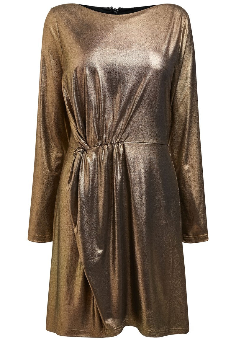 Metallisch bronzefarbenes Langarmkleid mit gerafftem Taillendetail, glatter Textur und einem U-Boot-Ausschnitt mit Reißverschluss auf der Rückseite.