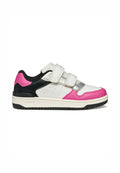 Weißer und rosa Sportschuh mit schwarzen Akzenten, aus synthetischen Materialien, zwei Klettverschlüssen, durchbrochener Gestaltung und Gummisohle.