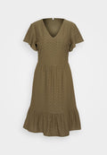 Olivegrünes Kleid mit V-Ausschnitt, kurzen Schmetterlingsärmeln und einem gestuften Rüschensaum. Der strukturierte Stoff weist filigrane Ausschnittmuster auf.